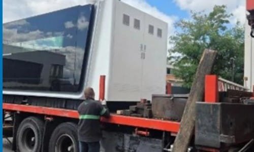 Livraison du nouveau laser fibre 6 kW de FGM Group sur camion-plateau