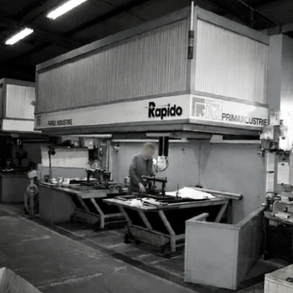 Machine de découpe laser 5 axes Prima Industrie Rapido dans l’atelier, avec un opérateur à son poste