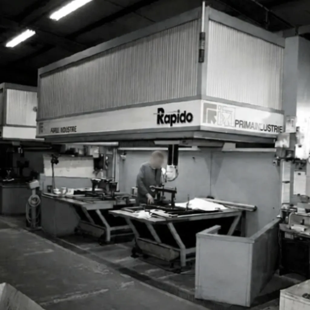 Machine de découpe laser 5 axes Prima Industrie Rapido dans l’atelier, avec un opérateur à son poste