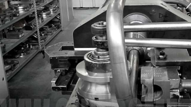 Cintreuse à tubes dans l'atelier, tube en cours de cintrage